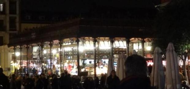 Vista nocturna del Mercado de San Miguel