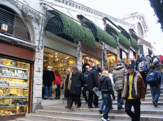 La calle interior del Puente de Rialto: tiendas para turistas, sin vistas al Gran Canal...