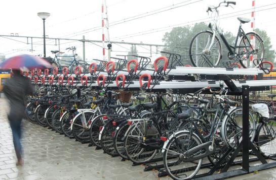 Aparcamiento de bicicletas en la estación ferroviaria de Alkmaar, modelo de la firma de mobiliario urbano holandesa VelopA