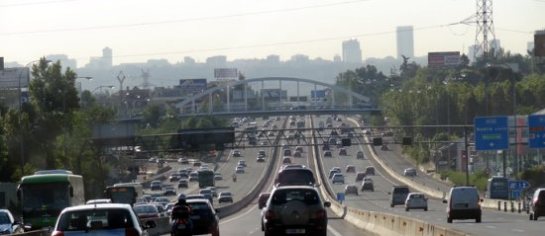La autopista A6. Aravaca a la derecha, el centro de Madrid al fondo