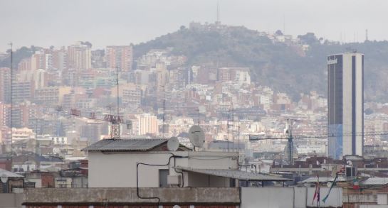 Estribaciones de la Sierra de Collserola, vistas desde la zona de la estación de Sants, en Barcelona