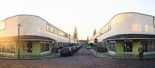 La entrada al barrio, con las dos tiendas