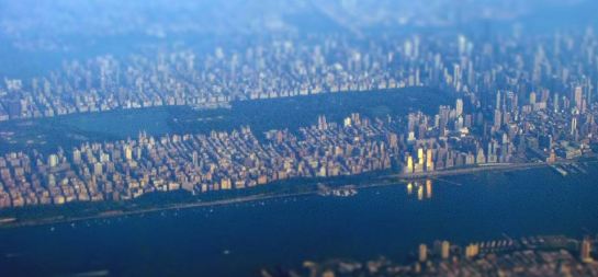 Foto aérea de Manhattan desde el Oeste tomada por blueridgekitties. Puede accederse al orginal a través de http://www.flickr.com/photos/blueridgekitties/4934291515/