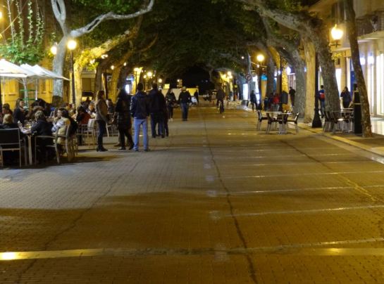 De noche, con la calle en modo peatonal