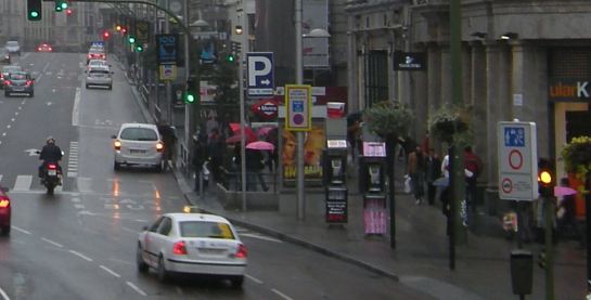 Parte derecha de la imagen grande. Se puede ver el mobiliario urbano, a veces un poco grande, y una boca de metro; quizás no sería mala idea contar con accesos al Metro como en Londres, integrados en la planta baja de los edificios (dificil de lograr en una ciudad existente), pero aquí la acera es bastante ancha
