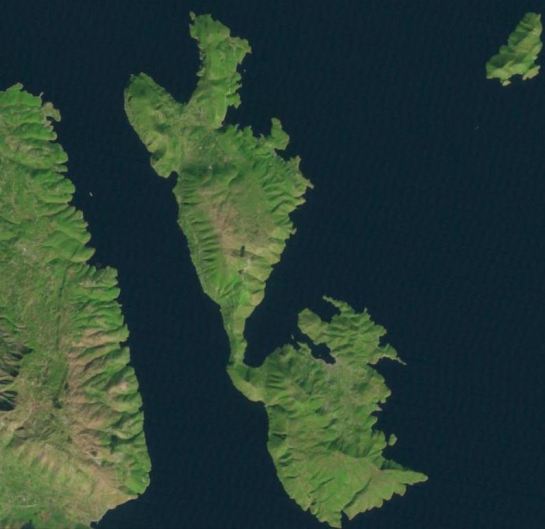 Itaca hoy en día, según una imagen landsat. Puede localizarse en http://landsatlook.usgs.gov/ , al norte de Cefalonia y un poco al sur de Corfú. Un enlace directo sería contradictorio con el espíritu del libro...