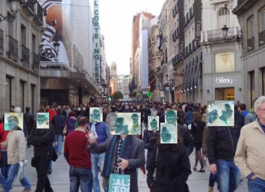 Peatones en la calle Preciados de Madrid 