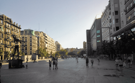 La plaza vista desde la escultura de Dalí.