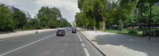 La vía central: pocas intersecciones, gran distancia a las edificaciones. Casi una autopista