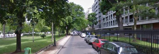 Las vías laterales: no es muy intuitivo considerar que los edificios al otro lado están en la misma calle