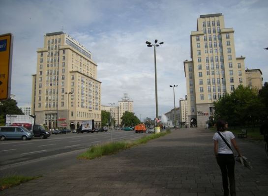 Karl Marx Allée llegando a Straussberg Platz