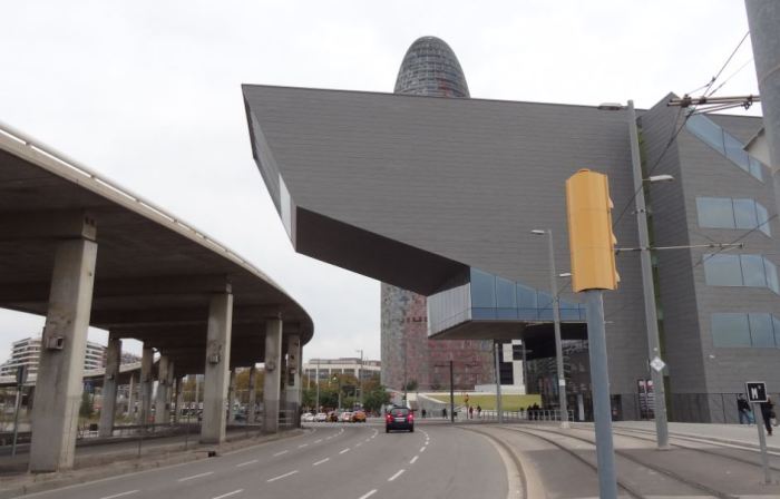 Vista desde la calle actual, con el viaducto que se desmantelará