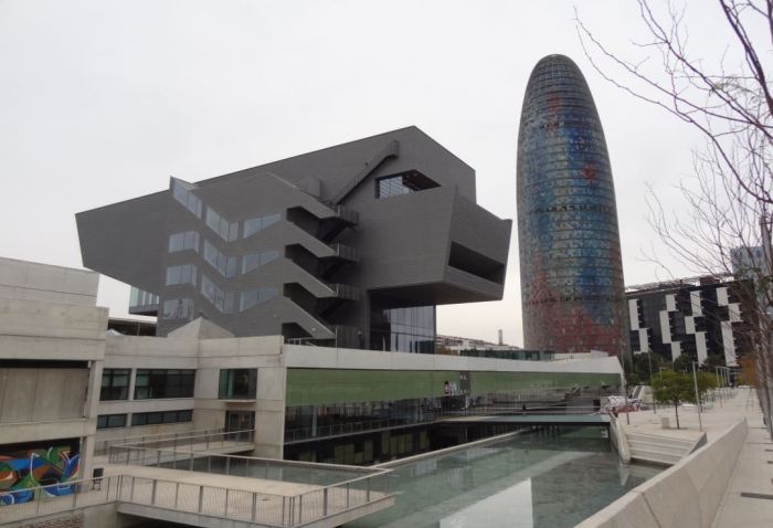 vista desde la parte inferior, con el acceso de la calle.