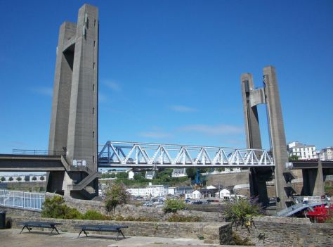 El puente de Recouvrance, en Brest, imagen de Yoann Meudec et Philippe Lannuzel, 2009-2010, Etude Brest,forme d'une ville, Adeupa, disponible en http://www.flickr.com/photos/25180713@N05/4786472739/in/photolist-8hXVA4-bvtpLn-bvtqtg-bvtr8X-bvts1c-7JfyYt-7WpV1X-bwYhDC-8xz4w6-azXDTu-9bfD25-9bcwq8-9bcw8K-9bcvyk-aBJgNq-8hji4i-eXBpU7-ewQsRA-85GhRV-fKfHeR-9MHDU9-gdHUMx-8fdN7E-8UPgju-bUtd7P-bUtdyp-92dR6j-9ixVTm-9ixWhq-azuP2G-azs97e-e7KivK-aV1fxR-f7Eqhj-dTcn1k-d7v49y-cyHSgC-8Sc35j-dcJqyF-bbH5XH-8HMkB9-agbC7g-bo8bEB