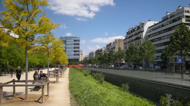 El cerramiento del parque hacia la calle del sureste no se resuelve con una reja alta, sino con un antepecho que por el lado interior tiene un foso profundo.